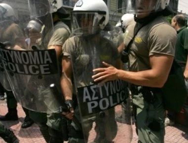 Άγριος ξυλοδαρμός 23χρονου που πήγαινε στη δουλειά του από τα ΜΑΤ - «Με έκαναν σκουπίδι, έπαιζαν μαζί μου» (βίντεο)